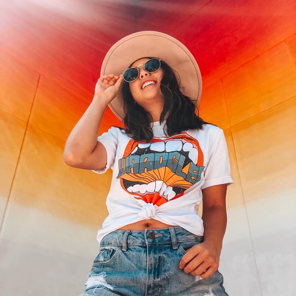 Graphic T-shirt - Picture 2 of 6